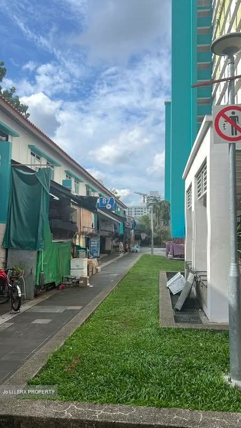 Tampines Heart (D18), Shop House #584313071